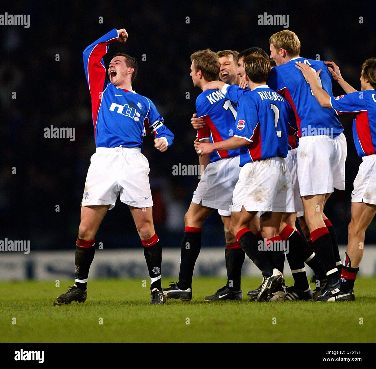 Ranger`s Bert Konterman feiert mit seinem Team, Barry Ferguson springt auf, als er den zweiten Platz gegen Celtic während des Halbfinales der Old Firm CIS im Hampden Park Stadion in Glasgow erzielt. Stockfoto